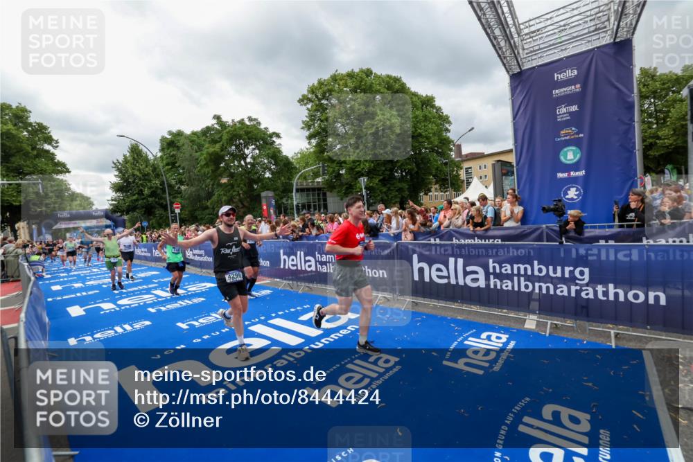 29.06.2025 - hella hamburg halbmarathon Zöllner http://msf.ph/oto/8444424 29.06.2025 10:57:07 Ziel 1485, 4261, 4299, 8669, 11143, 11212, 11638, 13691, 14408, 14588, 16470, 16909, 17617, 18208, 18719, 19091 meine-sportfotos.de