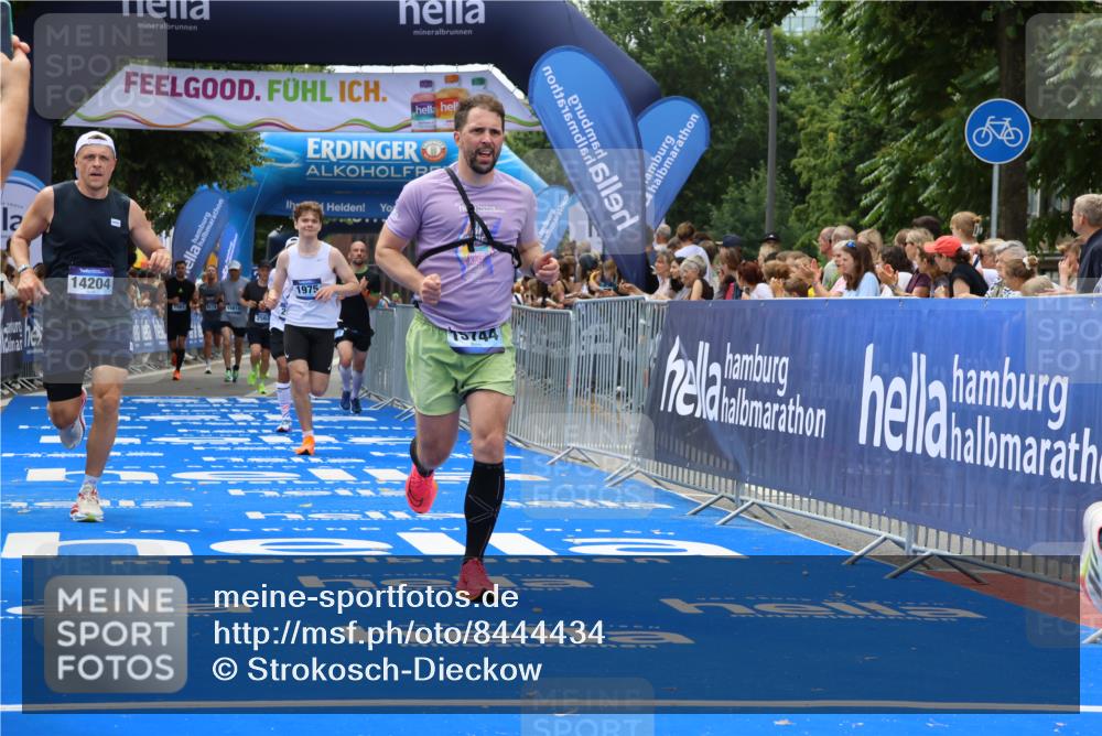 29.06.2025 - hella hamburg halbmarathon Strokosch-Dieckow http://msf.ph/oto/8444434 29.06.2025 10:39:46 Ziel 1358, 1603, 1975, 2525, 2563, 2573, 4398, 4766, 6149, 11714, 13190, 14204, 15435, 15744, 15813, 16580, 16761, 17005, 17792, 18013 meine-sportfotos.de