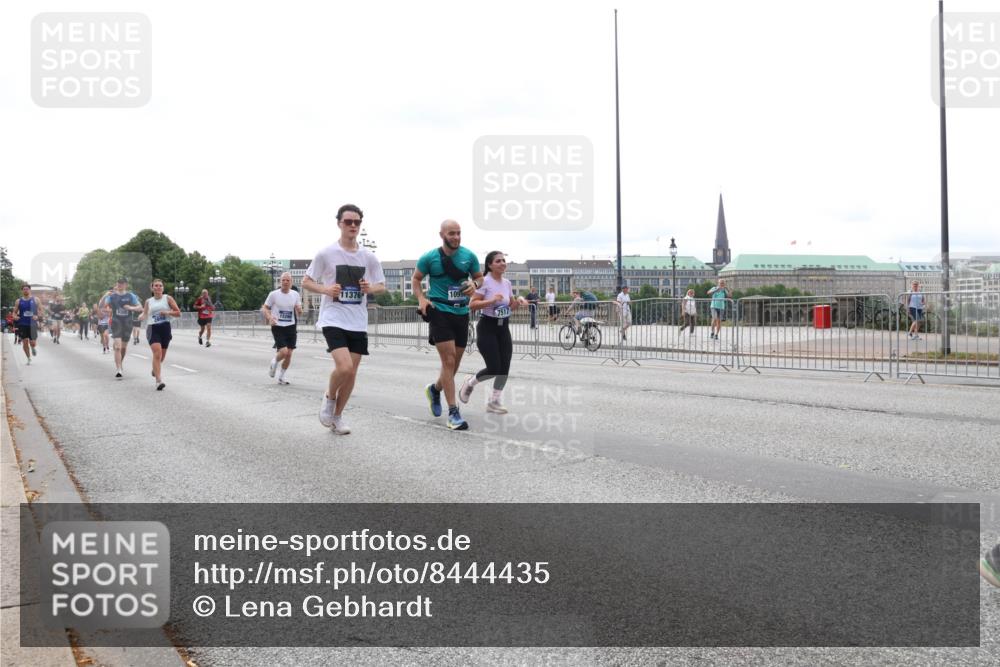 29.06.2025 - hella hamburg halbmarathon Lena Gebhardt http://msf.ph/oto/8444435 29.06.2025 10:29:50 Lombardsbrücke 11376, 000, 1099, 7517, 1063, 1097, 1547, 1661, 1694, 2302, 2699, 3311, 3524, 3613, 4349, 4395, 4580, 5063, 5322, 5350, 6285, 6626, 6725, 7517, 7832, 8388, 8792, 8941, 9095, 9714, 9937, 10162, 10322, 10996, 11249, 11269, 11376, 11444, 11634, 12086, 12216, 12227, 12305, 12537, 13031, 13382, 13810, 14304, 14644, 15266, 16182, 16306, 16659, 16662, 16769, 17496, 17529, 17945, 18298, 18299, 18385, 18503 meine-sportfotos.de