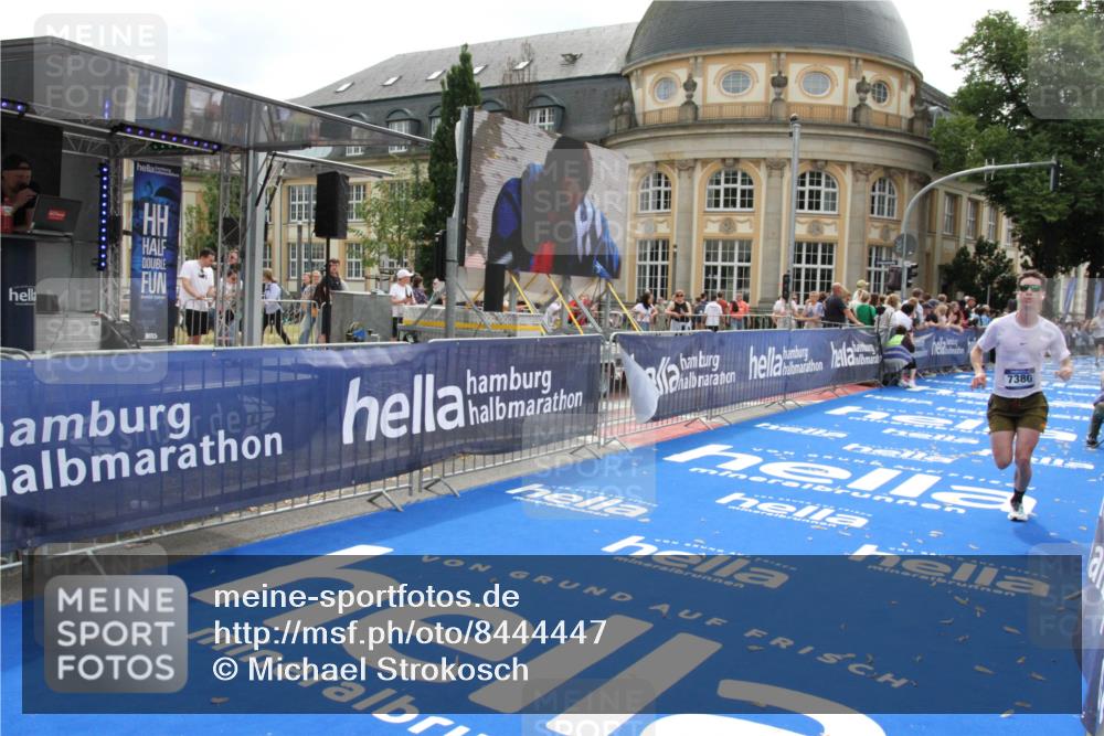 29.06.2025 - hella hamburg halbmarathon Michael Strokosch http://msf.ph/oto/8444447 29.06.2025 10:26:28 Ziel 7380, 14728, 17040 meine-sportfotos.de