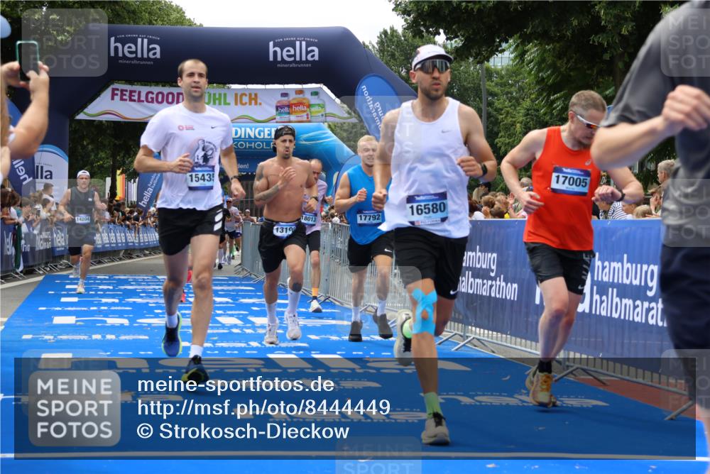 29.06.2025 - hella hamburg halbmarathon Strokosch-Dieckow http://msf.ph/oto/8444449 29.06.2025 10:39:43 Ziel 1358, 1975, 2525, 2573, 4398, 4888, 11284, 11806, 13190, 14077, 14204, 15094, 15435, 15744, 16580, 16761, 17005, 17425, 17792, 18013 meine-sportfotos.de