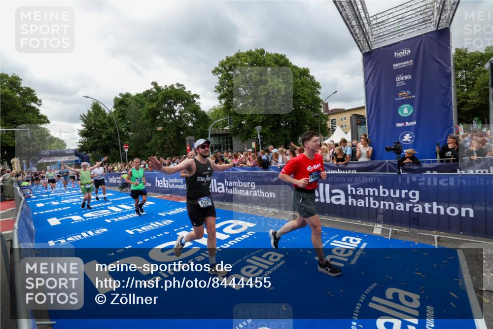 29.06.2025 - hella hamburg halbmarathon Zöllner http://msf.ph/oto/8444455 29.06.2025 10:57:08 Ziel 1485, 4261, 4299, 11143, 11638, 13691, 14408, 14588, 15726, 16470, 16909, 17617, 18208, 18719, 19091 meine-sportfotos.de