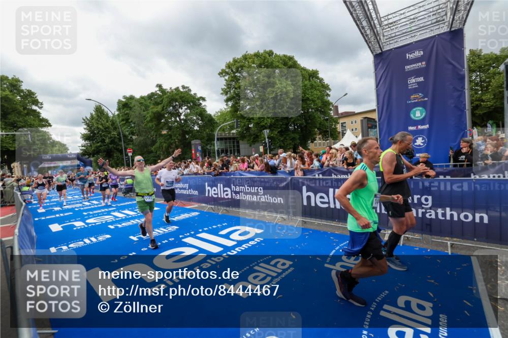 29.06.2025 - hella hamburg halbmarathon Zöllner http://msf.ph/oto/8444467 29.06.2025 10:57:10 Ziel 1485, 4261, 11143, 13691, 14139, 14408, 14588, 15726, 16909, 17617, 18208, 18719 meine-sportfotos.de