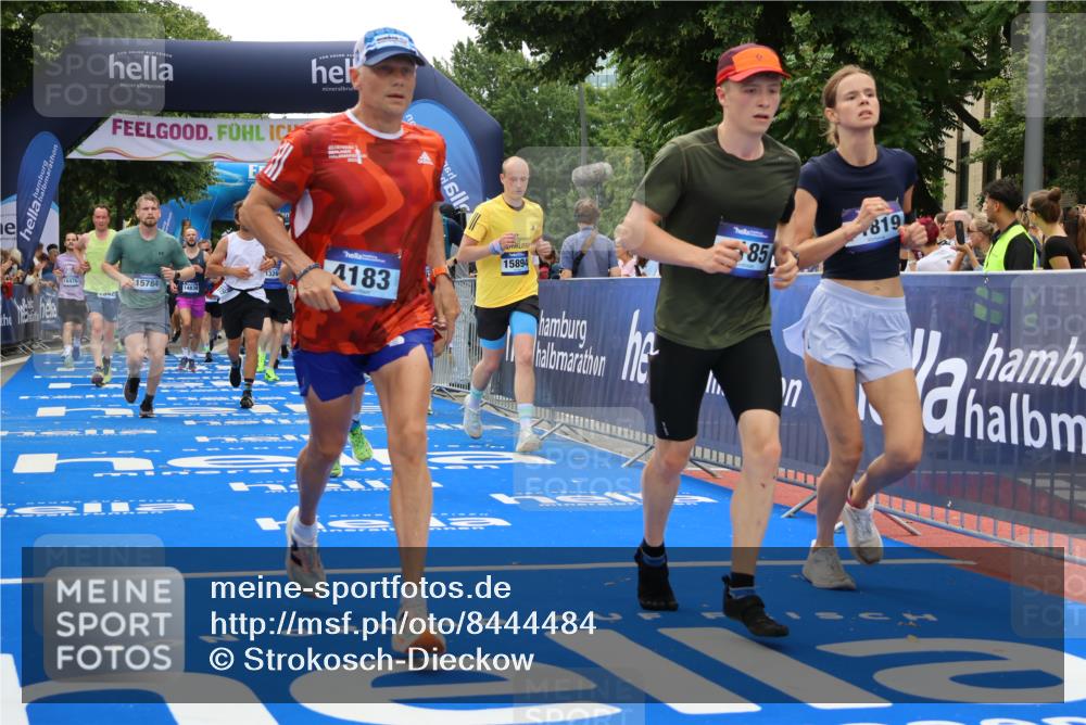 29.06.2025 - hella hamburg halbmarathon Strokosch-Dieckow http://msf.ph/oto/8444484 29.06.2025 10:49:21 Ziel 1342, 1476, 2878, 4183, 4185, 6158, 8112, 8813, 9348, 10053, 10189, 11339, 11779, 11819, 12670, 13269, 13450, 14526, 14838, 15422, 15784, 15894, 15966, 16369, 16891, 18476, 18887, 18960 meine-sportfotos.de