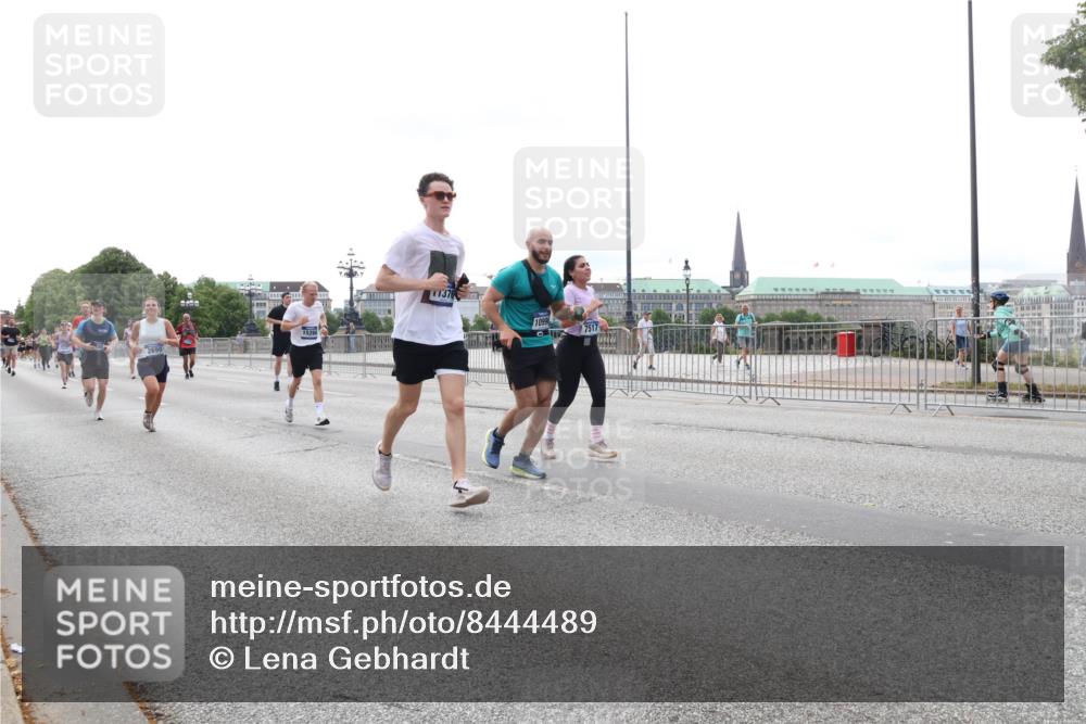 29.06.2025 - hella hamburg halbmarathon Lena Gebhardt http://msf.ph/oto/8444489 29.06.2025 10:29:50 Lombardsbrücke 15266, 2699, 1376, 1099, 7517, 1063, 1097, 1547, 1661, 1694, 2302, 2699, 3311, 3524, 3613, 4349, 4395, 4580, 5063, 5322, 5350, 6285, 6626, 6725, 7517, 7832, 8388, 8792, 8941, 9095, 9714, 9937, 10162, 10322, 10996, 11249, 11269, 11376, 11444, 11634, 12086, 12216, 12227, 12305, 12537, 13031, 13382, 13810, 14304, 14644, 15266, 16182, 16306, 16659, 16662, 16769, 17496, 17529, 17945, 18298, 18299, 18385, 18503 meine-sportfotos.de