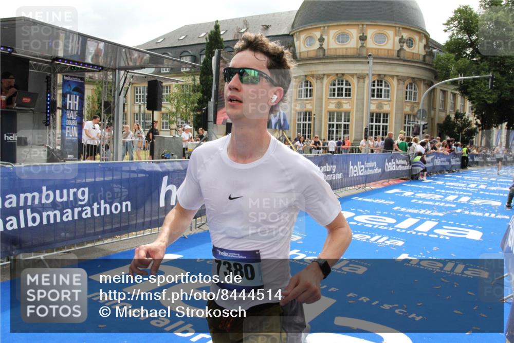 29.06.2025 - hella hamburg halbmarathon Michael Strokosch http://msf.ph/oto/8444514 29.06.2025 10:26:29 Ziel 7380, 14728, 17040 meine-sportfotos.de