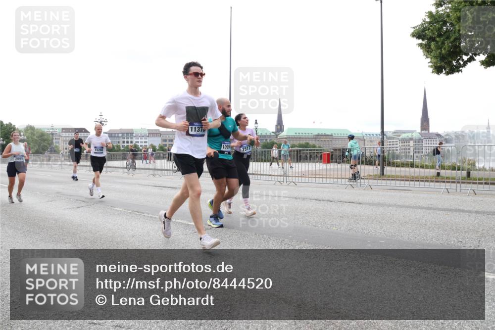 29.06.2025 - hella hamburg halbmarathon Lena Gebhardt http://msf.ph/oto/8444520 29.06.2025 10:29:51 Lombardsbrücke 2699, 1794, 15266, 1137, 10996, 7517, 1063, 1097, 1547, 1661, 1694, 2302, 2699, 3311, 3524, 3613, 4349, 4395, 4580, 5063, 5322, 5350, 6285, 6598, 6626, 6725, 7517, 7832, 8388, 8792, 8941, 9095, 9714, 9937, 10162, 10322, 10996, 11249, 11269, 11376, 11444, 11634, 12086, 12216, 12227, 12305, 12537, 13031, 13382, 13810, 14304, 14644, 15266, 16182, 16306, 16659, 16662, 16735, 16769, 17496, 17529, 17945, 18298, 18299, 18385, 18503 meine-sportfotos.de