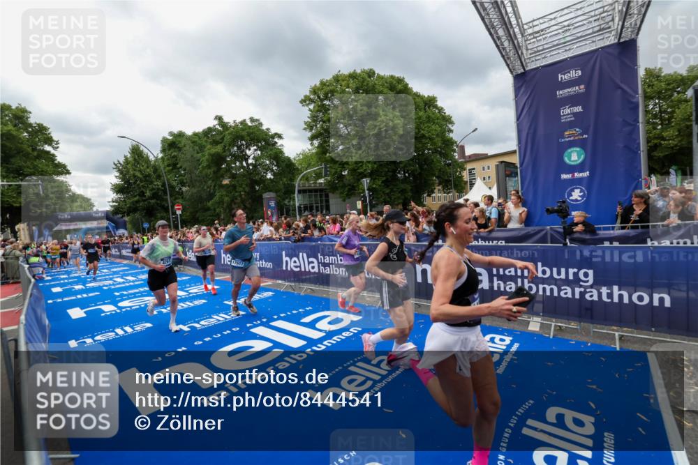29.06.2025 - hella hamburg halbmarathon Zöllner http://msf.ph/oto/8444541 29.06.2025 10:57:13 Ziel 1387, 1877, 4167, 4261, 4940, 9884, 11612, 13691, 13750, 14139, 14408, 14588, 15110, 15664, 15726, 17617, 17660, 17993, 18208, 19184 meine-sportfotos.de