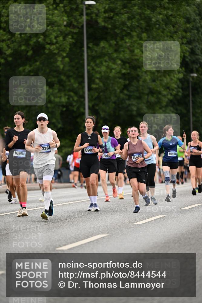 29.06.2025 - hella hamburg halbmarathon Dr. Thomas Lammeyer http://msf.ph/oto/8444544 29.06.2025 10:57:55 Kennedybrücke 1753, 1900, 2291, 2528, 2701, 3226, 4591, 5562, 5857, 6041, 6044, 6913, 7068, 7611, 7876, 7890, 8212, 8414, 8515, 8906, 9103, 9545, 9685, 10175, 11268 meine-sportfotos.de