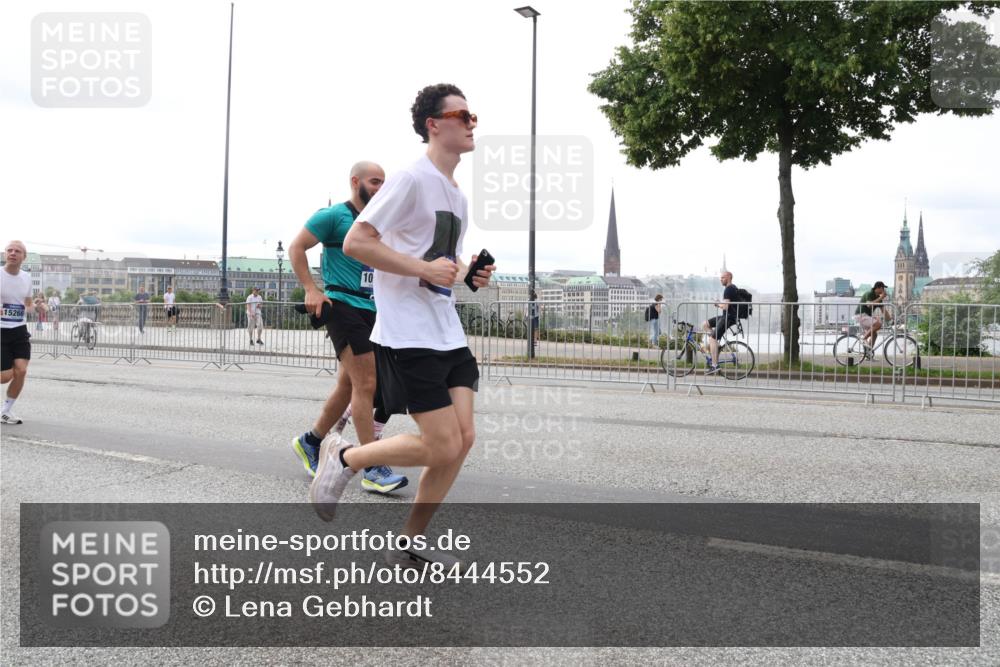 29.06.2025 - hella hamburg halbmarathon Lena Gebhardt http://msf.ph/oto/8444552 29.06.2025 10:29:51 Lombardsbrücke 15266, 10, 1063, 1097, 1547, 1661, 1694, 2302, 2699, 3311, 3524, 3613, 4349, 4395, 4580, 5063, 5322, 5350, 6285, 6598, 6626, 6725, 7517, 7832, 8388, 8792, 8941, 9095, 9714, 9937, 10162, 10322, 10996, 11249, 11269, 11376, 11444, 11634, 12086, 12216, 12227, 12305, 12537, 13031, 13382, 13810, 14304, 14644, 15266, 16182, 16306, 16659, 16662, 16735, 16769, 17496, 17529, 17945, 18298, 18299, 18385, 18503 meine-sportfotos.de