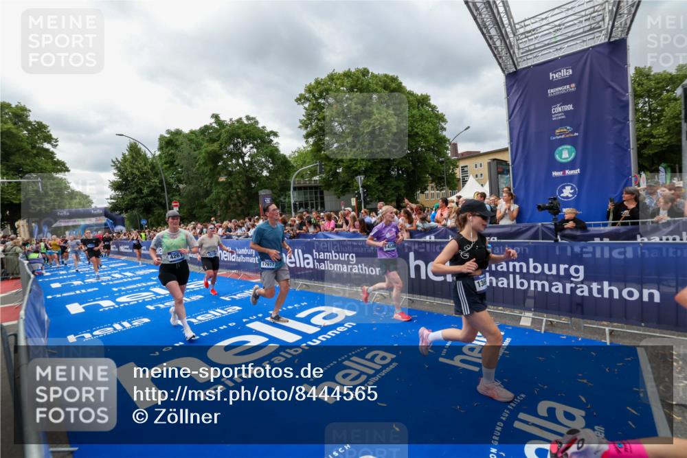 29.06.2025 - hella hamburg halbmarathon Zöllner http://msf.ph/oto/8444565 29.06.2025 10:57:13 Ziel 1387, 1877, 4167, 4261, 4940, 9884, 11612, 13691, 13750, 14139, 14408, 14588, 15110, 15664, 15726, 17617, 17660, 17993, 18208, 19184 meine-sportfotos.de