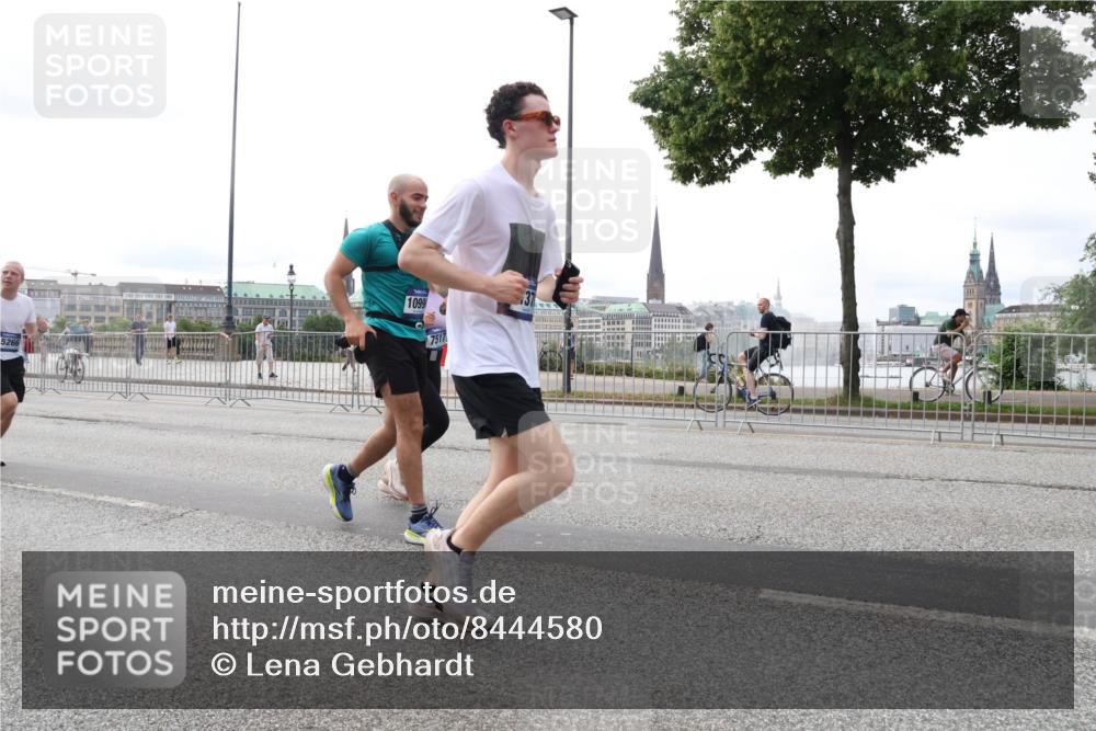 29.06.2025 - hella hamburg halbmarathon Lena Gebhardt http://msf.ph/oto/8444580 29.06.2025 10:29:51 Lombardsbrücke 5266, 1099, 7517, 1063, 1097, 1547, 1661, 1694, 2302, 2699, 3311, 3524, 3613, 4349, 4395, 4580, 5063, 5322, 5350, 6285, 6598, 6626, 6725, 7517, 7832, 8388, 8792, 8941, 9095, 9714, 9937, 10162, 10322, 10996, 11249, 11269, 11376, 11444, 11634, 12086, 12216, 12227, 12305, 12537, 13031, 13382, 13810, 14304, 14644, 15266, 16182, 16306, 16659, 16662, 16735, 16769, 17496, 17529, 17945, 18298, 18299, 18385, 18503 meine-sportfotos.de