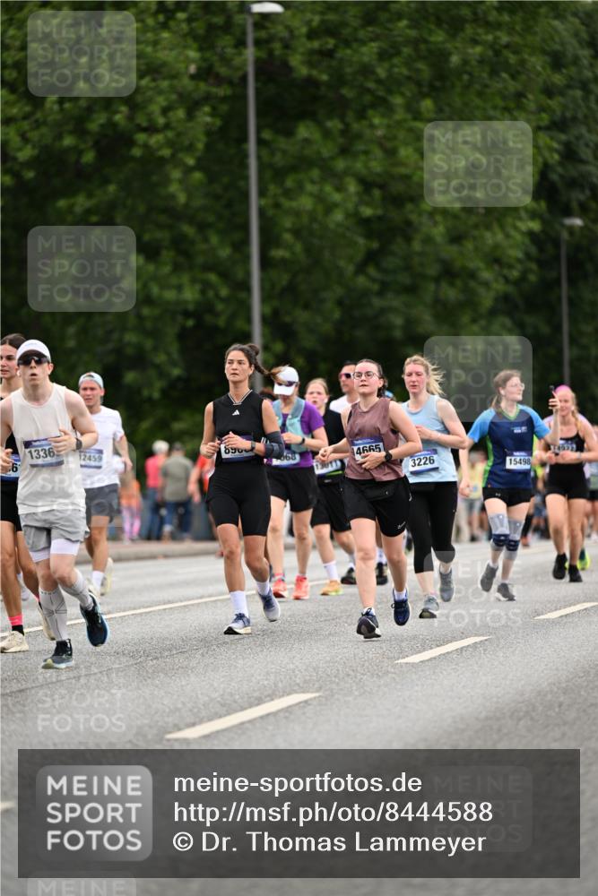 29.06.2025 - hella hamburg halbmarathon Dr. Thomas Lammeyer http://msf.ph/oto/8444588 29.06.2025 10:57:56 Kennedybrücke 1753, 1900, 2291, 2528, 2701, 3226, 4591, 5562, 5857, 6041, 6044, 6913, 7068, 7611, 7876, 7890, 8212, 8414, 8515, 8906, 9103, 9545, 9685, 10175 meine-sportfotos.de