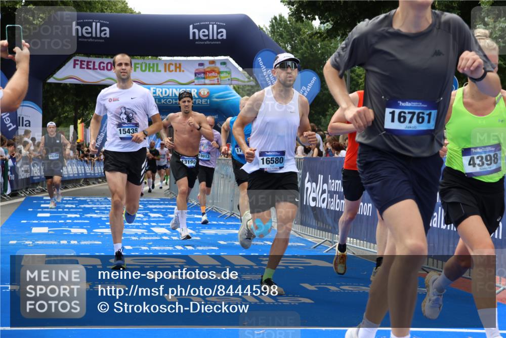 29.06.2025 - hella hamburg halbmarathon Strokosch-Dieckow http://msf.ph/oto/8444598 29.06.2025 10:39:43 Ziel 1358, 1975, 2525, 2573, 4398, 4888, 11284, 11806, 13190, 14077, 14204, 15094, 15435, 15744, 16580, 16761, 17005, 17425, 17792, 18013 meine-sportfotos.de