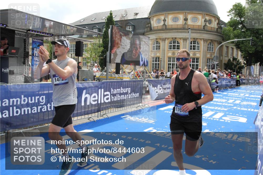 29.06.2025 - hella hamburg halbmarathon Michael Strokosch http://msf.ph/oto/8444603 29.06.2025 10:26:35 Ziel 1577, 14728, 17040 meine-sportfotos.de