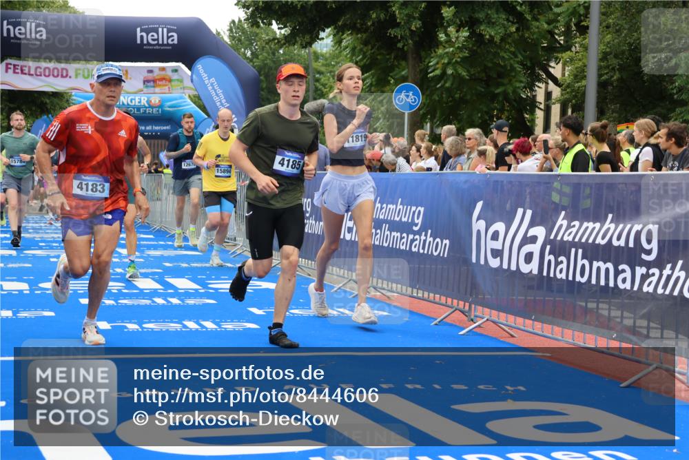 29.06.2025 - hella hamburg halbmarathon Strokosch-Dieckow http://msf.ph/oto/8444606 29.06.2025 10:49:20 Ziel 1342, 1476, 2878, 4183, 4185, 6158, 8112, 9348, 10053, 10189, 11339, 11779, 11819, 12670, 13269, 13450, 14526, 14838, 15422, 15784, 15894, 15966, 16369, 16891, 18476, 18887, 18960 meine-sportfotos.de