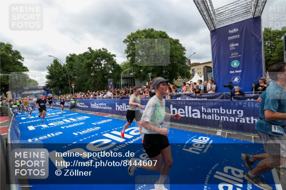 29.06.2025 - hella hamburg halbmarathon Zöllner http://msf.ph/oto/8444607 29.06.2025 10:57:14 Ziel 1387, 1877, 4167, 4261, 4940, 9577, 9884, 11590, 11612, 13750, 14139, 14588, 15110, 15664, 15726, 17617, 17660, 17993, 18208, 19184 meine-sportfotos.de