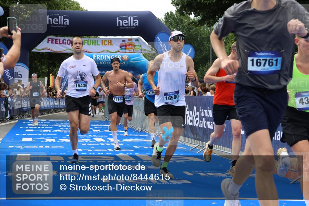 29.06.2025 - hella hamburg halbmarathon Strokosch-Dieckow http://msf.ph/oto/8444615 29.06.2025 10:39:43 Ziel 1358, 1975, 2525, 2573, 4398, 4888, 11284, 11806, 13190, 14077, 14204, 15094, 15435, 15744, 16580, 16761, 17005, 17425, 17792, 18013 meine-sportfotos.de
