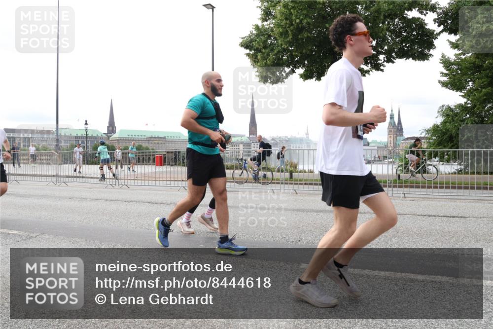 29.06.2025 - hella hamburg halbmarathon Lena Gebhardt http://msf.ph/oto/8444618 29.06.2025 10:29:51 Lombardsbrücke 1063, 1097, 1547, 1661, 1694, 2302, 2699, 3311, 3524, 3613, 4349, 4395, 4580, 5063, 5322, 5350, 6285, 6598, 6626, 6725, 7517, 7832, 8388, 8792, 8941, 9095, 9714, 9937, 10162, 10322, 10996, 11249, 11269, 11376, 11444, 11634, 12086, 12216, 12227, 12305, 12537, 13031, 13382, 13810, 14304, 14644, 15266, 16182, 16306, 16659, 16662, 16735, 16769, 17496, 17529, 17945, 18298, 18299, 18385, 18503 meine-sportfotos.de