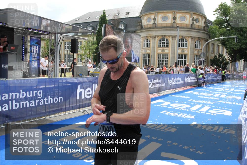 29.06.2025 - hella hamburg halbmarathon Michael Strokosch http://msf.ph/oto/8444619 29.06.2025 10:26:35 Ziel 1577, 14728, 17040 meine-sportfotos.de