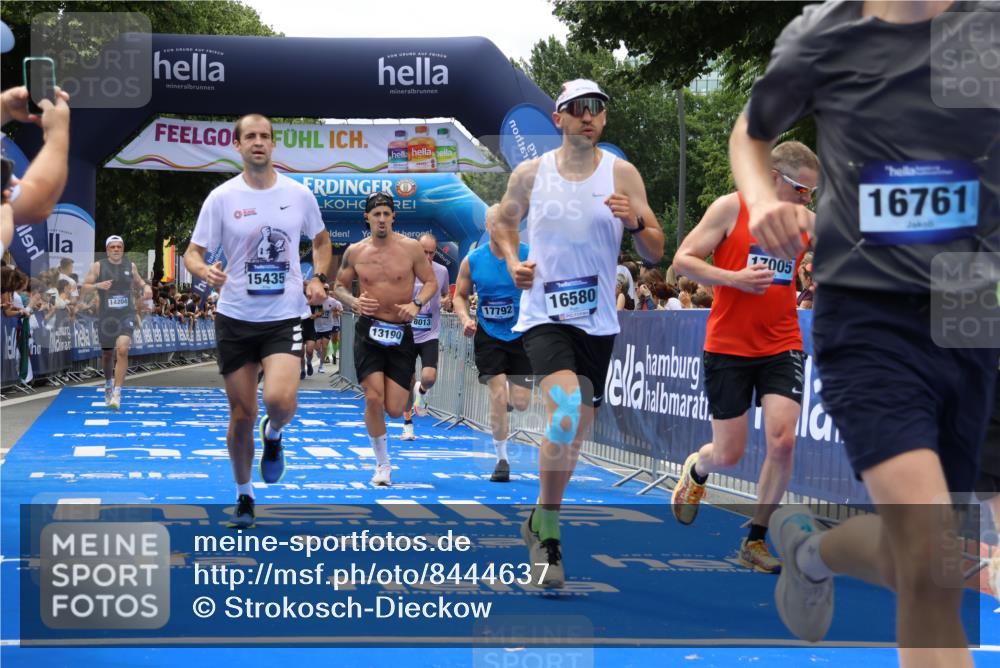 29.06.2025 - hella hamburg halbmarathon Strokosch-Dieckow http://msf.ph/oto/8444637 29.06.2025 10:39:43 Ziel 1358, 1975, 2525, 2573, 4398, 4888, 11284, 11806, 13190, 14077, 14204, 15094, 15435, 15744, 16580, 16761, 17005, 17425, 17792, 18013 meine-sportfotos.de