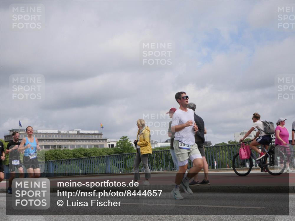 29.06.2025 - hella hamburg halbmarathon Luisa Fischer http://msf.ph/oto/8444657 29.06.2025 10:26:38 Kennedybrücke 5343, 2925, 3013, 2925, 3013, 5343, 8687, 8688 meine-sportfotos.de