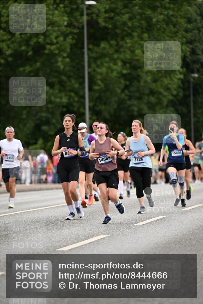 29.06.2025 - hella hamburg halbmarathon Dr. Thomas Lammeyer http://msf.ph/oto/8444666 29.06.2025 10:57:56 Kennedybrücke 1753, 1900, 2291, 2528, 2701, 3226, 4591, 5562, 5857, 6041, 6044, 6913, 7068, 7611, 7876, 7890, 8212, 8414, 8515, 8906, 9103, 9545, 9685, 10175 meine-sportfotos.de