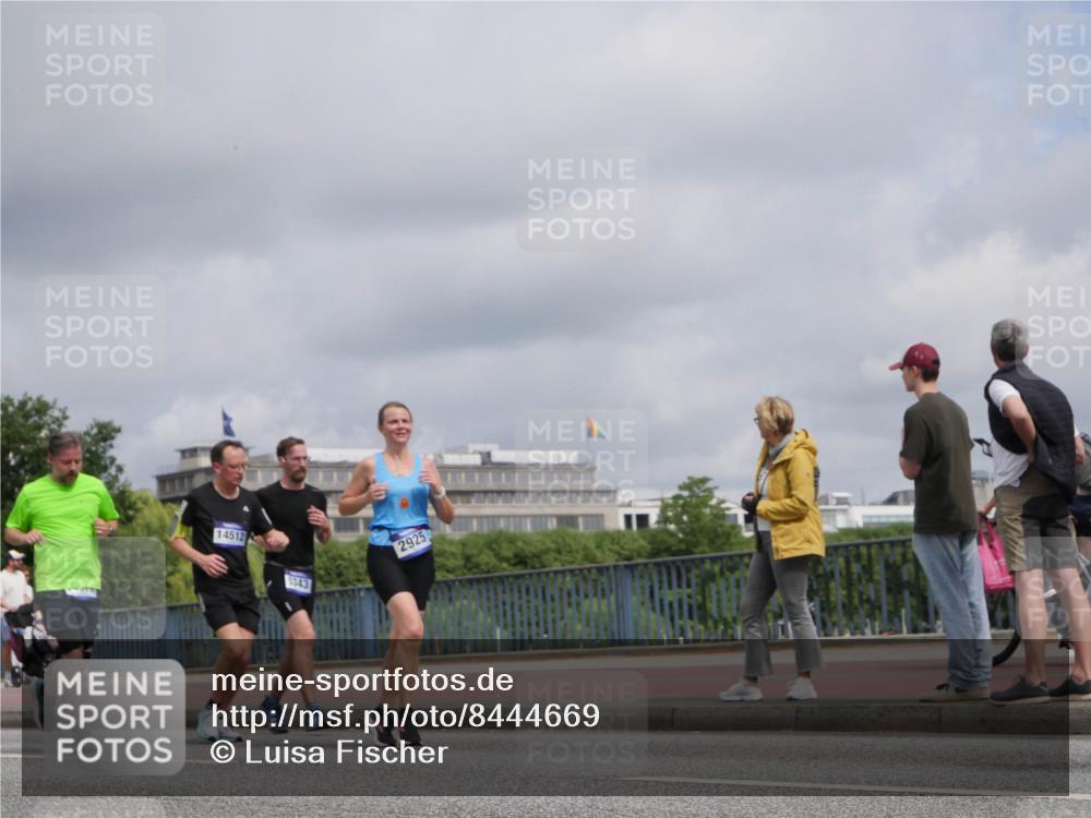 29.06.2025 - hella hamburg halbmarathon Luisa Fischer http://msf.ph/oto/8444669 29.06.2025 10:26:39 Kennedybrücke 14512, 5343, 2925, 1382, 2925, 3013, 5343, 8687, 8688 meine-sportfotos.de