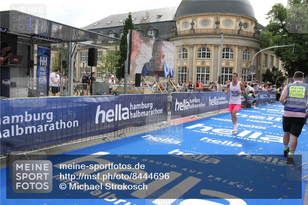 29.06.2025 - hella hamburg halbmarathon Michael Strokosch http://msf.ph/oto/8444696 29.06.2025 10:26:41 Ziel 1577, 9565, 10848, 19076 meine-sportfotos.de
