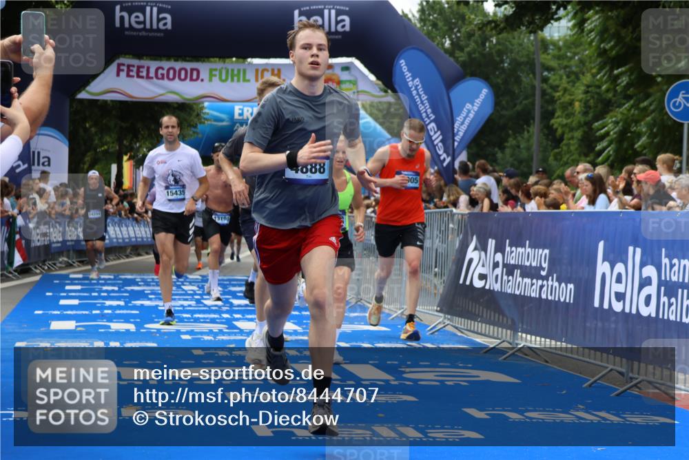 29.06.2025 - hella hamburg halbmarathon Strokosch-Dieckow http://msf.ph/oto/8444707 29.06.2025 10:39:41 Ziel 1358, 1975, 4398, 4888, 11284, 11806, 13190, 14077, 14204, 15094, 15435, 15744, 16580, 16761, 17005, 17215, 17360, 17425, 17792, 18013, 18154, 18803 meine-sportfotos.de