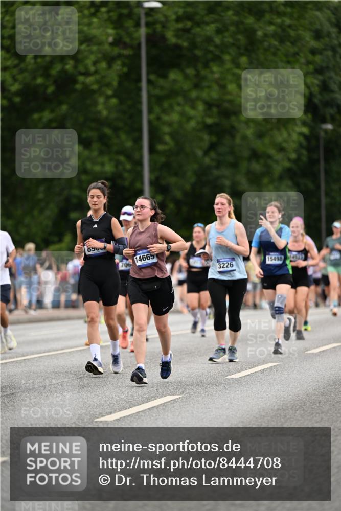 29.06.2025 - hella hamburg halbmarathon Dr. Thomas Lammeyer http://msf.ph/oto/8444708 29.06.2025 10:57:57 Kennedybrücke 1753, 1789, 1900, 2291, 2528, 2701, 3226, 4591, 5562, 5857, 6041, 6044, 6913, 7068, 7611, 7876, 7890, 8212, 8414, 8515, 8906, 9103, 9545, 9685, 10175 meine-sportfotos.de