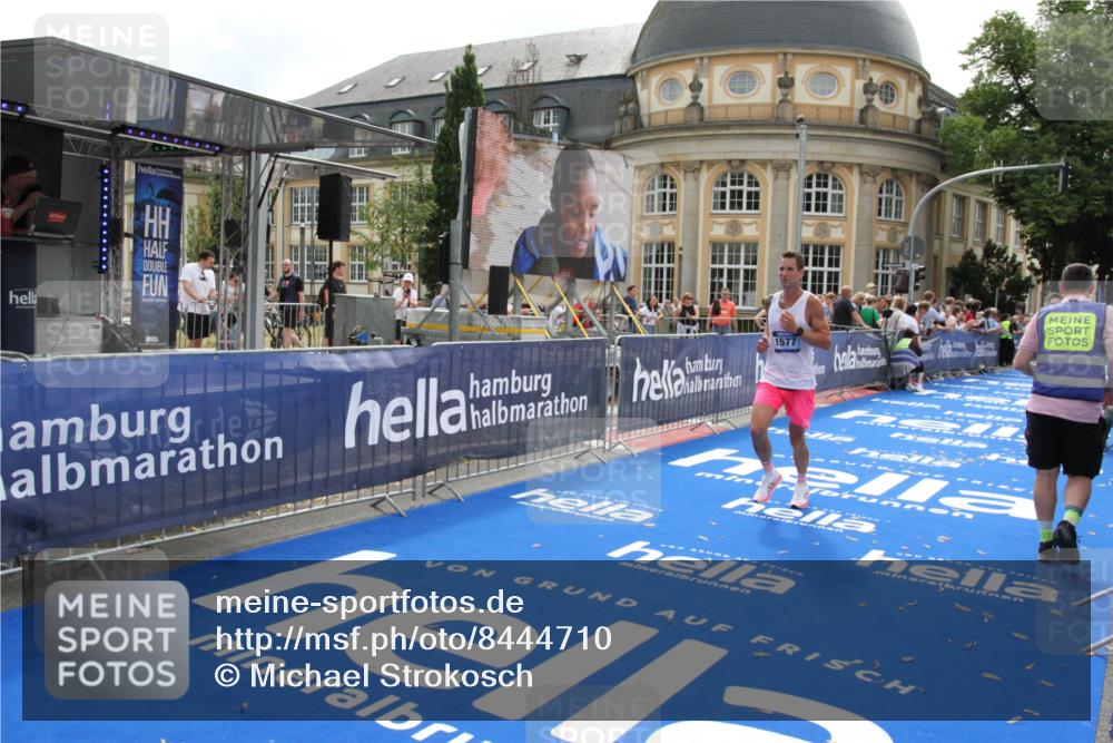29.06.2025 - hella hamburg halbmarathon Michael Strokosch http://msf.ph/oto/8444710 29.06.2025 10:26:41 Ziel 1577, 9565, 10848, 19076 meine-sportfotos.de