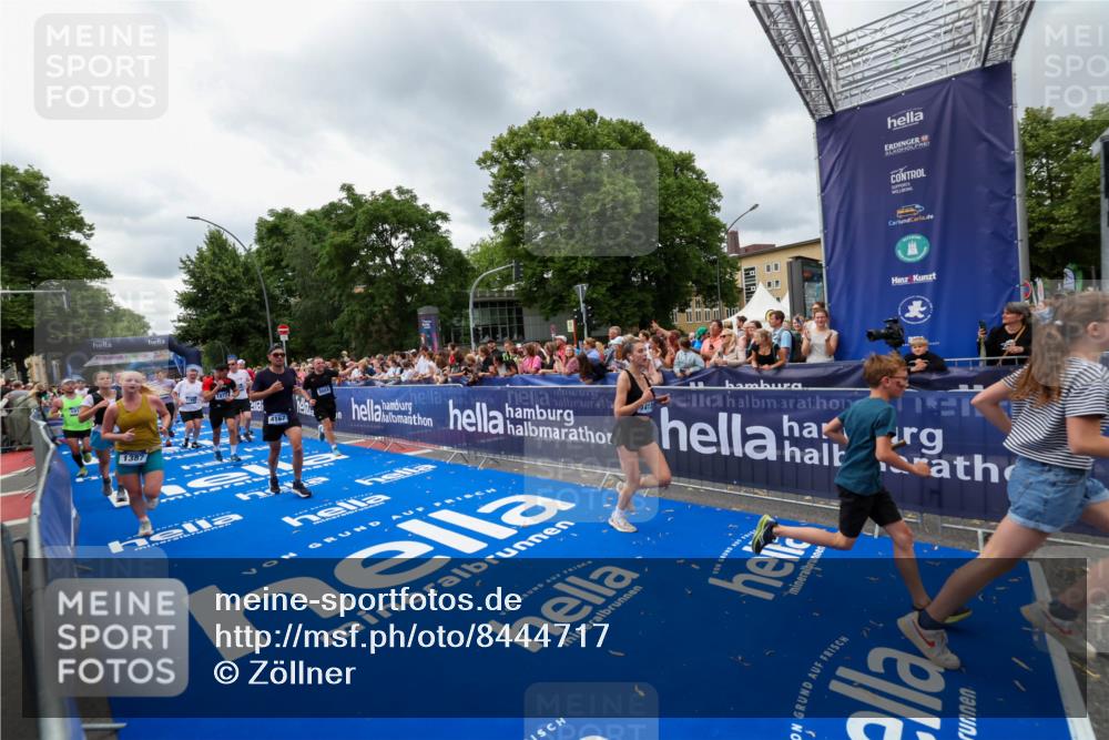29.06.2025 - hella hamburg halbmarathon Zöllner http://msf.ph/oto/8444717 29.06.2025 10:57:17 Ziel 1387, 1877, 2417, 2676, 4167, 4940, 8585, 9577, 9884, 9934, 10383, 11590, 11612, 13750, 14139, 15110, 15229, 15664, 15726, 17660, 17779, 17848, 17993, 19184 meine-sportfotos.de