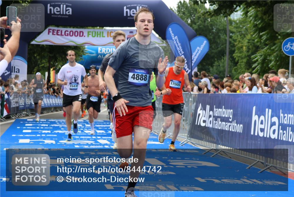 29.06.2025 - hella hamburg halbmarathon Strokosch-Dieckow http://msf.ph/oto/8444742 29.06.2025 10:39:41 Ziel 1358, 1975, 4398, 4888, 11284, 11806, 13190, 14077, 14204, 15094, 15435, 15744, 16580, 16761, 17005, 17215, 17360, 17425, 17792, 18013, 18154, 18803 meine-sportfotos.de