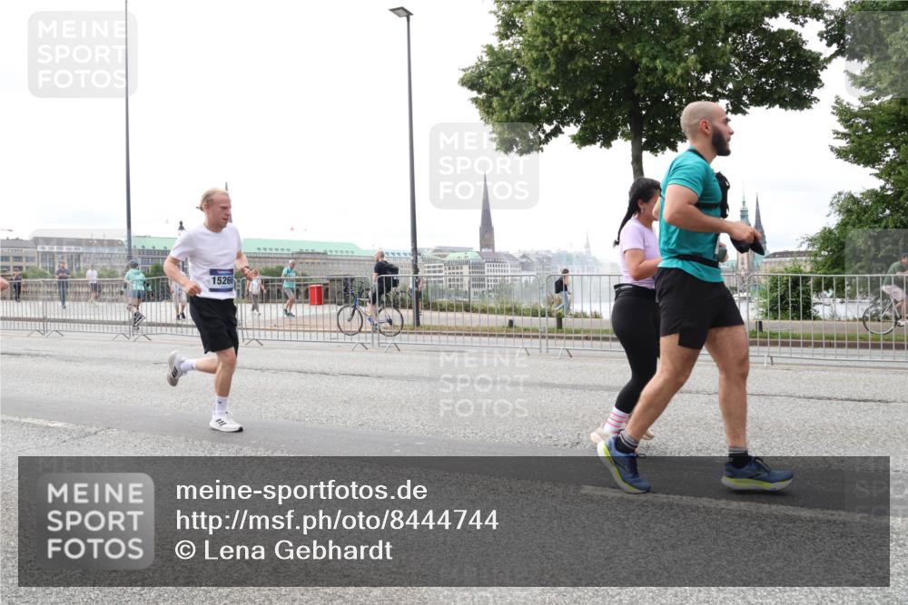 29.06.2025 - hella hamburg halbmarathon Lena Gebhardt http://msf.ph/oto/8444744 29.06.2025 10:29:52 Lombardsbrücke 15266, 1063, 1097, 1547, 1661, 1694, 2302, 2699, 3311, 3524, 3573, 3613, 4349, 4395, 4580, 5063, 5322, 5350, 6285, 6598, 6626, 6725, 7517, 7832, 8388, 8792, 8941, 9095, 9937, 10162, 10322, 10996, 11249, 11269, 11376, 11444, 11634, 12086, 12216, 12227, 12305, 12537, 13031, 13382, 13810, 14304, 15266, 16182, 16306, 16659, 16662, 16735, 16769, 17496, 17529, 17945, 18298, 18299, 18385, 18503 meine-sportfotos.de