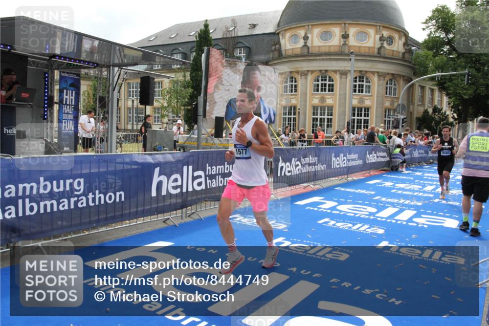 29.06.2025 - hella hamburg halbmarathon Michael Strokosch http://msf.ph/oto/8444749 29.06.2025 10:26:42 Ziel 1577, 9565, 10848, 19076 meine-sportfotos.de