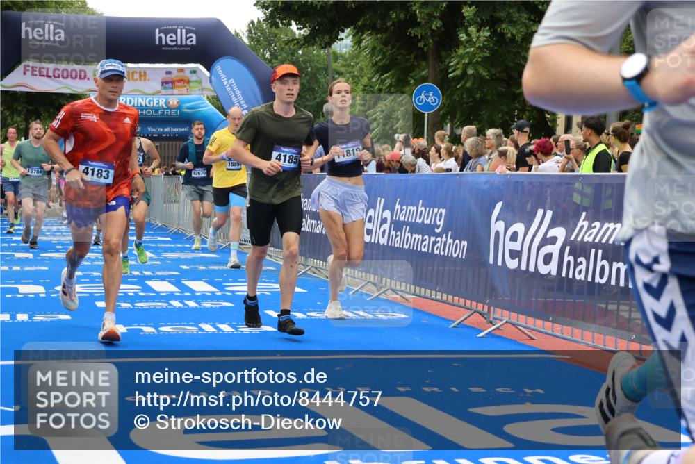 29.06.2025 - hella hamburg halbmarathon Strokosch-Dieckow http://msf.ph/oto/8444757 29.06.2025 10:49:20 Ziel 1342, 1476, 2878, 4183, 4185, 6158, 8112, 9348, 10053, 10189, 11339, 11779, 11819, 12670, 13269, 13450, 14526, 14838, 15422, 15784, 15894, 15966, 16369, 16891, 18476, 18887, 18960 meine-sportfotos.de