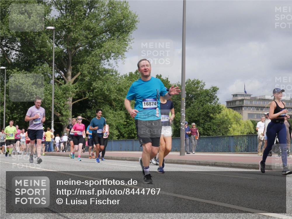 29.06.2025 - hella hamburg halbmarathon Luisa Fischer http://msf.ph/oto/8444767 29.06.2025 10:26:46 Kennedybrücke 9877, 8710, 2073, 13560, 16874, 2874, 1003, 1048, 1382, 7820, 8716, 9877 meine-sportfotos.de