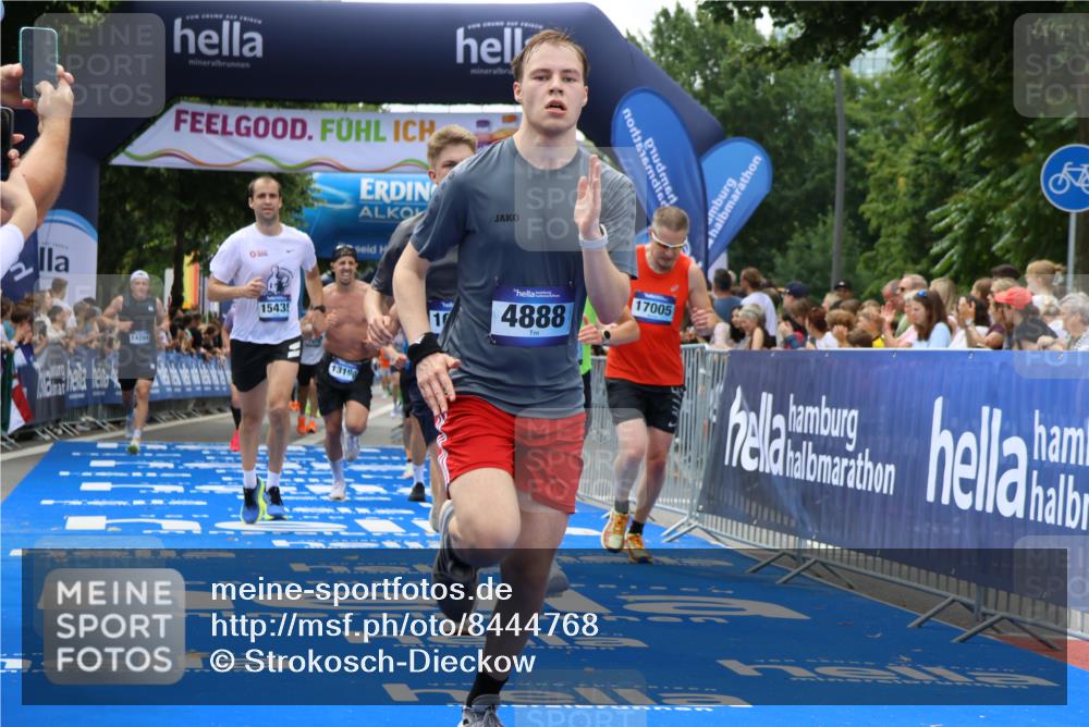 29.06.2025 - hella hamburg halbmarathon Strokosch-Dieckow http://msf.ph/oto/8444768 29.06.2025 10:39:41 Ziel 1358, 1975, 4398, 4888, 11284, 11806, 13190, 14077, 14204, 15094, 15435, 15744, 16580, 16761, 17005, 17215, 17360, 17425, 17792, 18013, 18154, 18803 meine-sportfotos.de