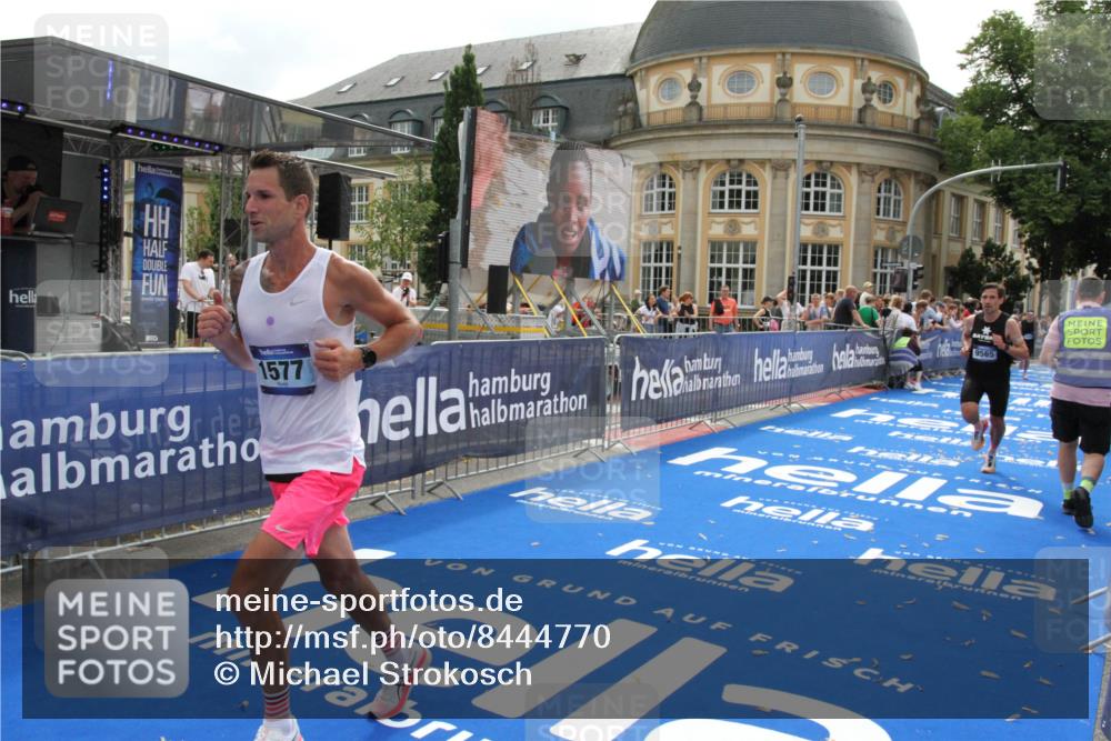 29.06.2025 - hella hamburg halbmarathon Michael Strokosch http://msf.ph/oto/8444770 29.06.2025 10:26:42 Ziel 1577, 9565, 10848, 19076 meine-sportfotos.de