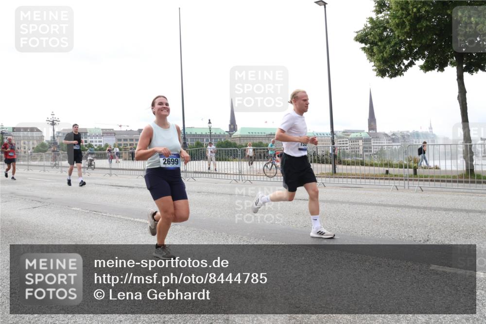 29.06.2025 - hella hamburg halbmarathon Lena Gebhardt http://msf.ph/oto/8444785 29.06.2025 10:29:52 Lombardsbrücke 2699, 1063, 1097, 1547, 1661, 1694, 2302, 2699, 3311, 3524, 3573, 3613, 4349, 4395, 4580, 5063, 5322, 5350, 6285, 6598, 6626, 6725, 7517, 7832, 8388, 8792, 8941, 9095, 9937, 10162, 10322, 10996, 11249, 11269, 11376, 11444, 11634, 12086, 12216, 12227, 12305, 12537, 13031, 13382, 13810, 14304, 15266, 16182, 16306, 16659, 16662, 16735, 16769, 17496, 17529, 17945, 18298, 18299, 18385, 18503 meine-sportfotos.de