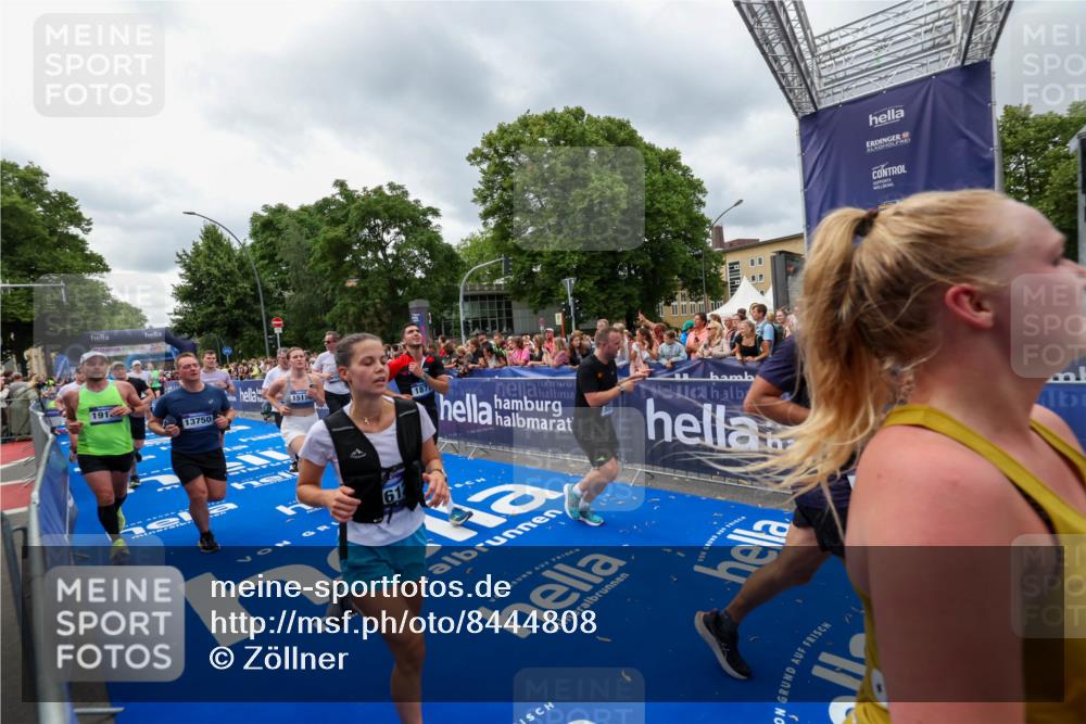 29.06.2025 - hella hamburg halbmarathon Zöllner http://msf.ph/oto/8444808 29.06.2025 10:57:19 Ziel 1387, 1877, 2417, 2676, 4167, 4940, 8585, 9450, 9577, 9884, 9934, 10383, 11590, 11612, 12014, 12590, 13750, 15110, 15229, 15664, 16625, 17660, 17779, 17848, 17993, 19184 meine-sportfotos.de