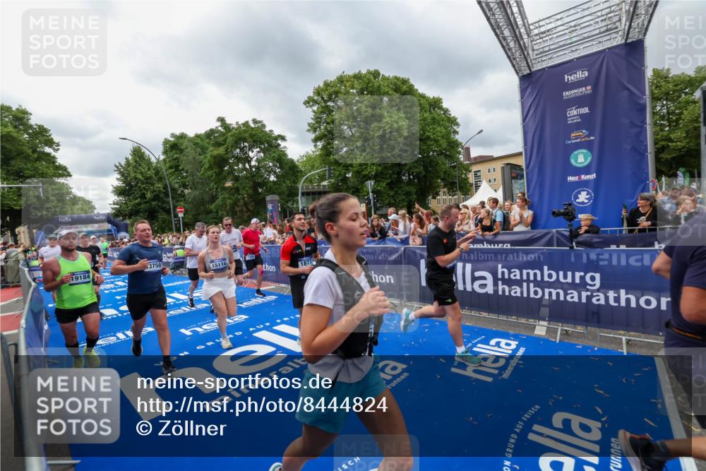 29.06.2025 - hella hamburg halbmarathon Zöllner http://msf.ph/oto/8444824 29.06.2025 10:57:19 Ziel 1387, 1877, 2417, 2676, 4167, 4940, 8585, 9450, 9577, 9884, 9934, 10383, 11590, 11612, 12014, 12590, 13750, 15110, 15229, 15664, 16625, 17660, 17779, 17848, 17993, 19184 meine-sportfotos.de