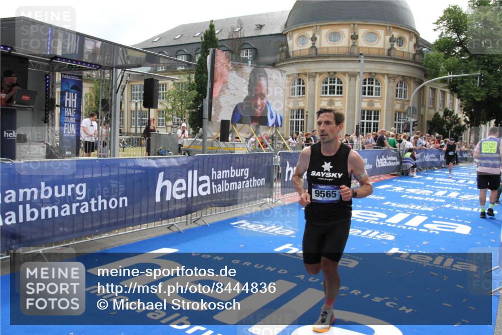 29.06.2025 - hella hamburg halbmarathon Michael Strokosch http://msf.ph/oto/8444836 29.06.2025 10:26:43 Ziel 1577, 9565, 10848, 19076 meine-sportfotos.de