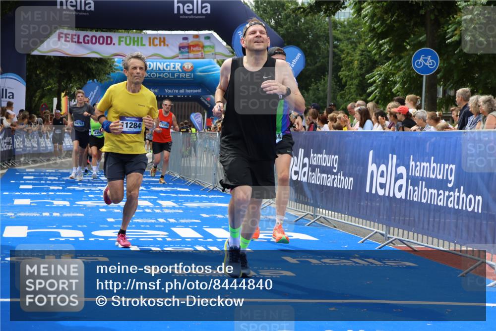 29.06.2025 - hella hamburg halbmarathon Strokosch-Dieckow http://msf.ph/oto/8444840 29.06.2025 10:39:38 Ziel 1358, 4398, 4888, 7152, 7154, 9116, 9265, 11284, 11806, 13190, 14077, 14204, 15094, 15336, 15435, 15744, 15828, 16580, 16761, 17005, 17215, 17360, 17425, 17792, 18013, 18154, 18285, 18803 meine-sportfotos.de
