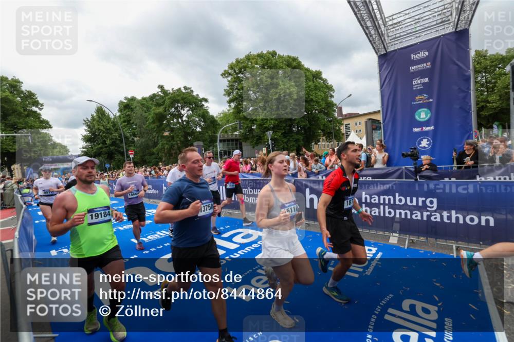 29.06.2025 - hella hamburg halbmarathon Zöllner http://msf.ph/oto/8444864 29.06.2025 10:57:20 Ziel 1387, 1877, 2417, 2676, 4167, 4940, 8585, 9450, 9577, 9884, 9934, 10383, 11590, 11612, 12014, 12590, 13664, 13750, 15110, 15229, 15664, 16625, 17660, 17779, 17848, 17993, 19184 meine-sportfotos.de
