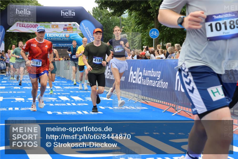 29.06.2025 - hella hamburg halbmarathon Strokosch-Dieckow http://msf.ph/oto/8444870 29.06.2025 10:49:20 Ziel 1342, 1476, 2878, 4183, 4185, 6158, 8112, 9348, 10053, 10189, 11339, 11779, 11819, 12670, 13269, 13450, 14526, 14838, 15422, 15784, 15894, 15966, 16369, 16891, 18476, 18887, 18960 meine-sportfotos.de
