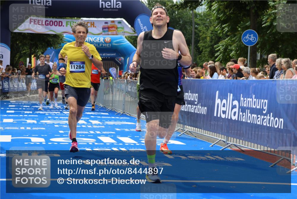 29.06.2025 - hella hamburg halbmarathon Strokosch-Dieckow http://msf.ph/oto/8444897 29.06.2025 10:39:38 Ziel 1358, 4398, 4888, 7152, 7154, 9116, 9265, 11284, 11806, 13190, 14077, 14204, 15094, 15336, 15435, 15744, 15828, 16580, 16761, 17005, 17215, 17360, 17425, 17792, 18013, 18154, 18285, 18803 meine-sportfotos.de