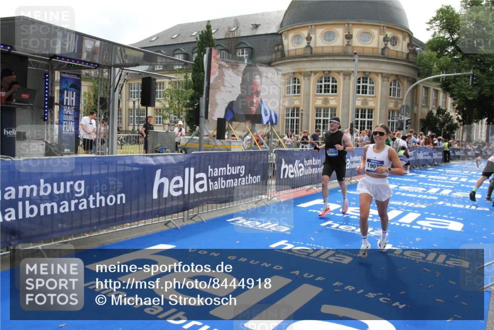 29.06.2025 - hella hamburg halbmarathon Michael Strokosch http://msf.ph/oto/8444918 29.06.2025 10:26:46 Ziel 1065, 10848, 19076 meine-sportfotos.de