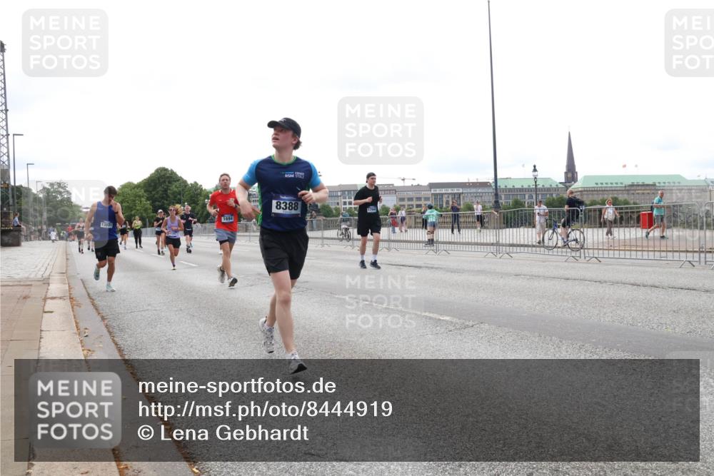 29.06.2025 - hella hamburg halbmarathon Lena Gebhardt http://msf.ph/oto/8444919 29.06.2025 10:29:53 Lombardsbrücke 13031, 1694, 8388, 17945, 1063, 1097, 1547, 1661, 1694, 2302, 2699, 3311, 3524, 3573, 3613, 4349, 4395, 4580, 5063, 5322, 5350, 6285, 6598, 6626, 6725, 7517, 7832, 8388, 8792, 8941, 9095, 9937, 10162, 10322, 10996, 11249, 11269, 11376, 11444, 11634, 12086, 12216, 12227, 12305, 12537, 13031, 13382, 13810, 14304, 15266, 16182, 16306, 16659, 16662, 16735, 16769, 17496, 17529, 17945, 18298, 18299, 18385, 18503 meine-sportfotos.de